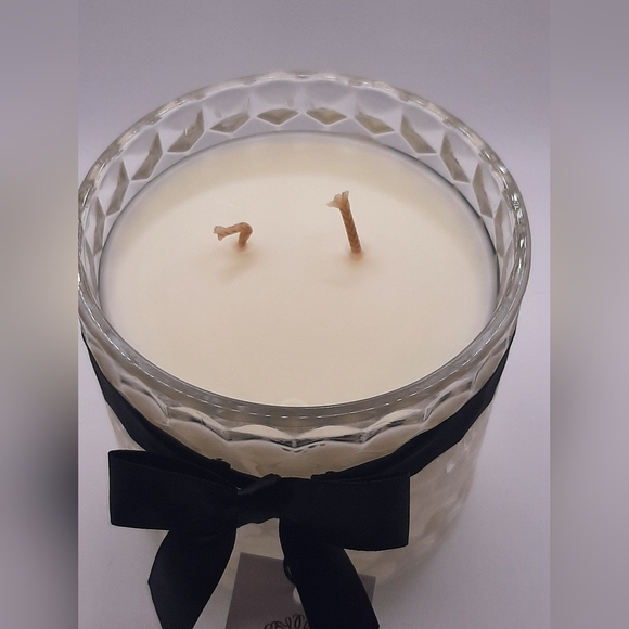 Teak Rain Satin Candle - Fragrant Jewels - Picture 4 of 5